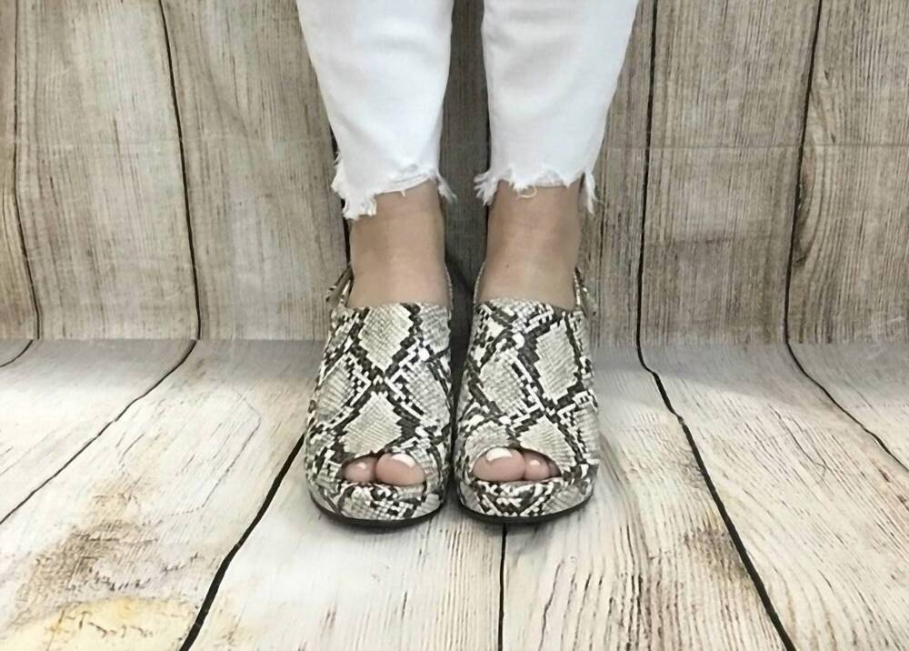 NEW CORKYS FOOTWEAR women's snake peep toe wedge sandal in black and white - Picture 7 of 8